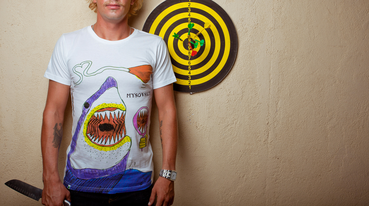 Дизайнерская футболка с принтом Akula и вшитым в неё настоящим акульим зубом.