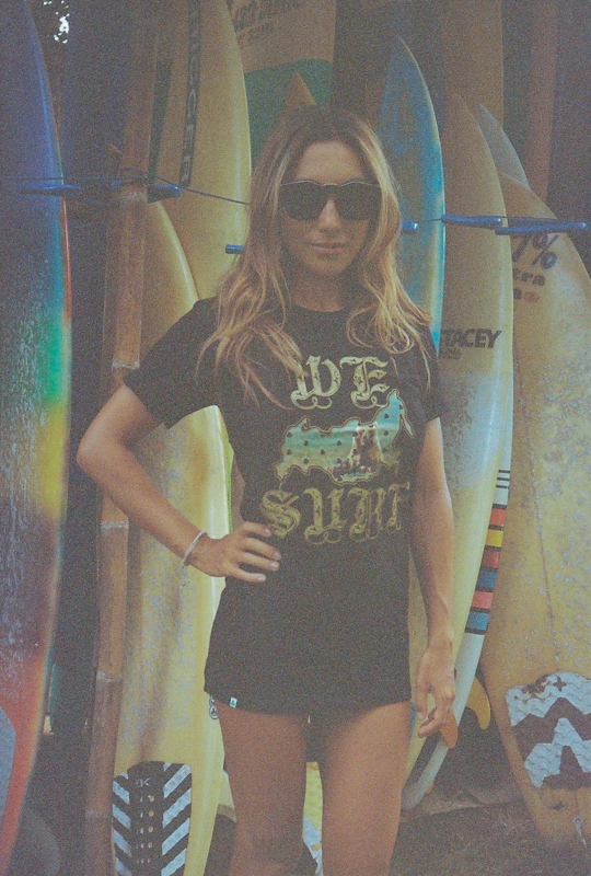 Дина в Нуса Дуа. В футболке We Surf от MSA