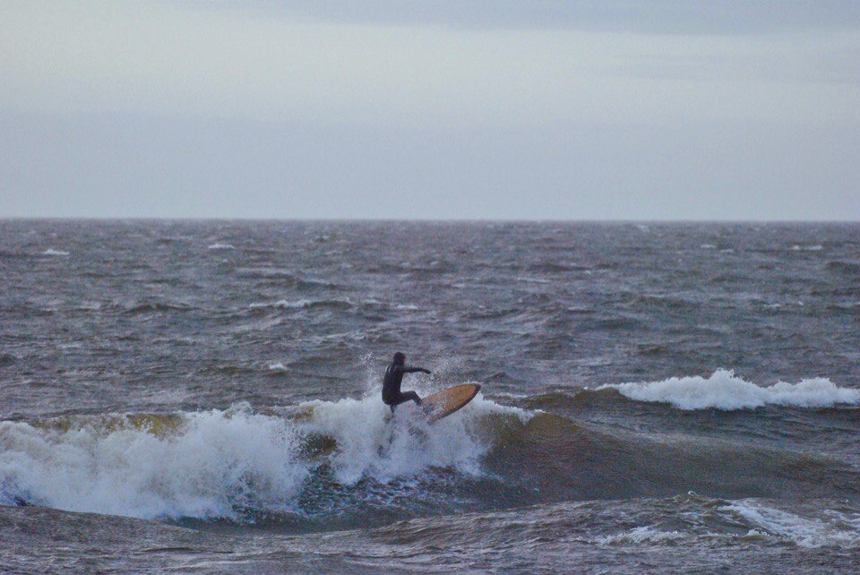 Серфинг на прижимном "оншор" ветре. Поверхность волн разбита