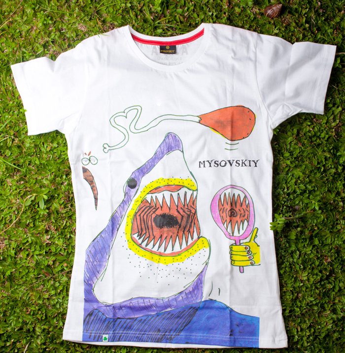 Дизайнерская футболка с принтом Akula и вшитым в неё настоящим акульим зубом. Фронт