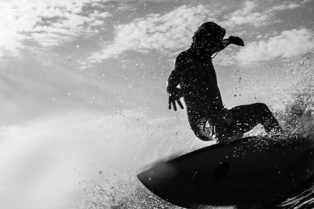Поворот на волне. Серфинг фото. Кадр от Оли Синенко