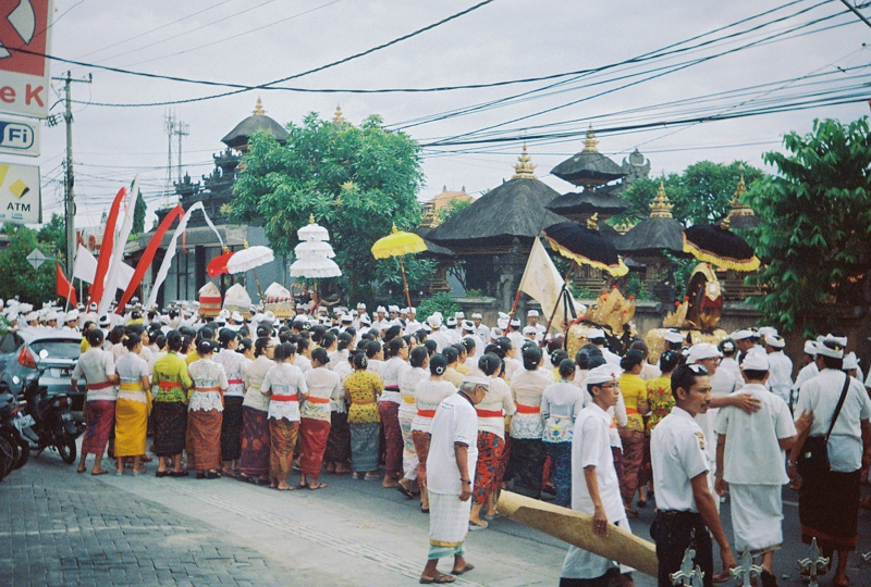 Балийская церемония на улице Накула.