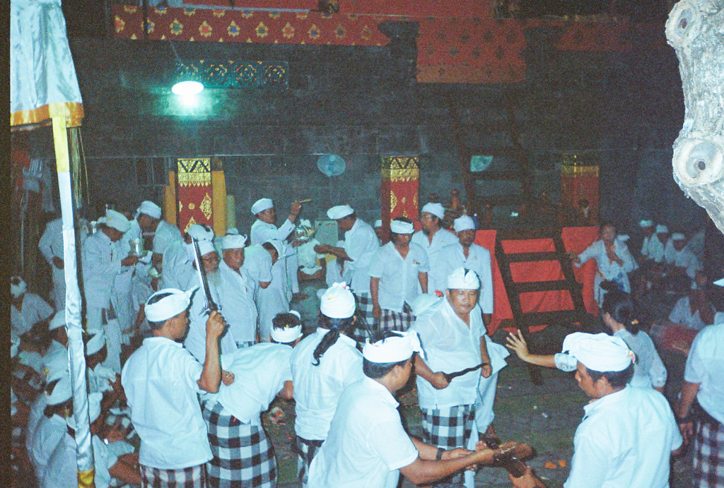 Одна из балийских ритуальных церемоний с кинжалами.