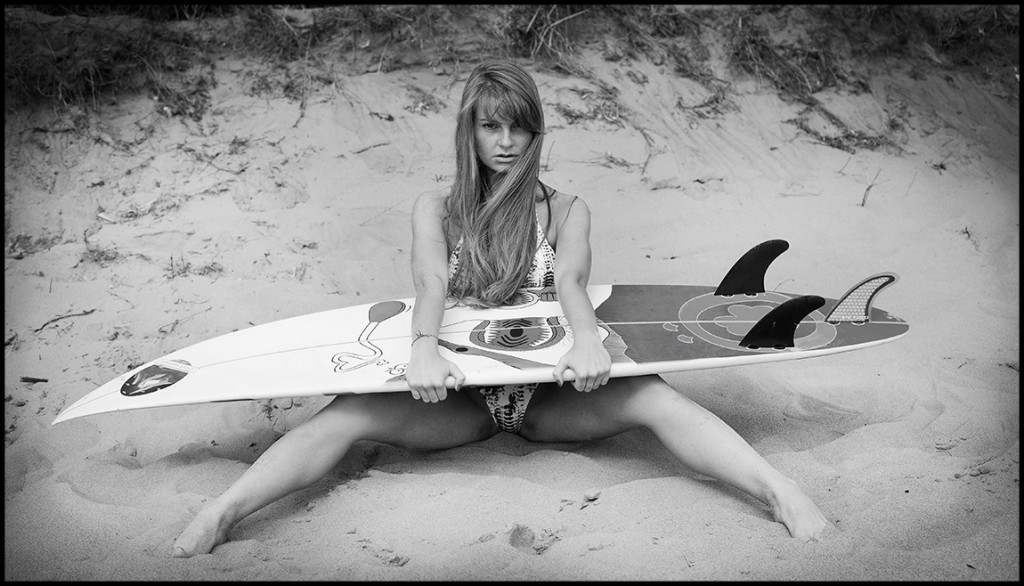 красивая девушка с серфом - фото Сергея Мысовского