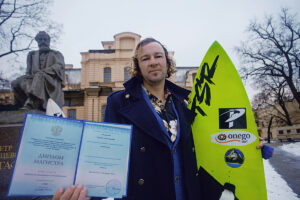 Профессиональный тренер по серфингу с академической степенью магистра - Сергей Мысовский